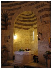 L'altare dell'eremo di Montesiepi