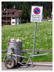 Parcheggio riservato al trasporto latte
