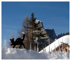 Un gatto delle nevi si aggira per la Val Badia