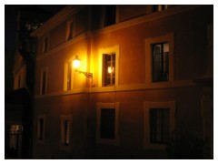 La luce dei lampioni illumina la Roma notturna