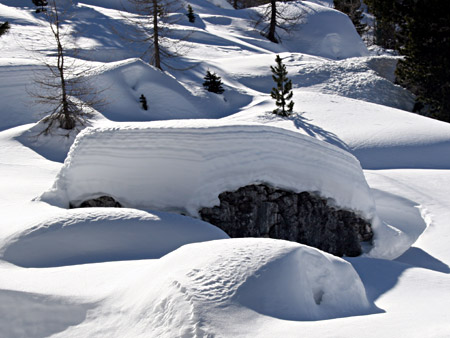 Strati e strati di neve a ricoprire i massi