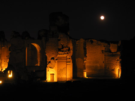 Luna piena sulle Terme di Caracalla