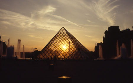 Tramonto sulle piramidi del Louvre