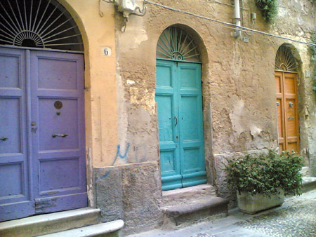 Porte colorate a Sassari