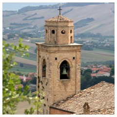Il campanile domina sulla campagna di Fermo