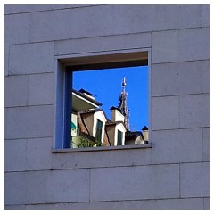 Finestra con vista sul campanile del Duomo di Bolzano