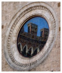 Riflessi sul rosone del Duomo di San Gimignano