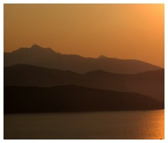 Il profilo dei monti dell'Elba al tramonto