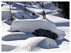 Strati e strati di neve a ricoprire i massi