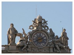 Orologio sulla facciata di San Pietro