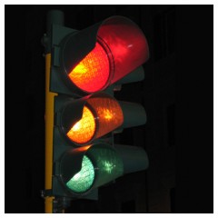 Passaggio con il semaforo rosso, giallo e verde