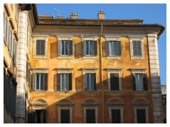 La facciata di un palazzo al centro di Roma