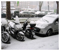 Motorini e macchine sotto la neve