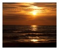 Spedisci la cartolina "Sole e nuvole al tramonto sul mare vicino Roma"
