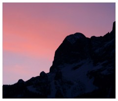 Il profilo dei monti al tramonto