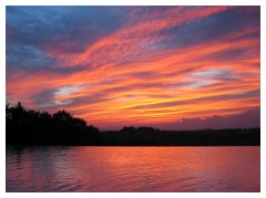 Tramonto con le nuvole sulla piscina