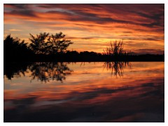 Tramonto con nuvole sulla piscina