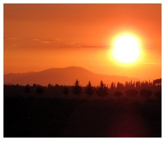 Il tramonto del sole sul campagna della Toscana