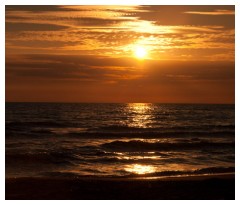 Sole e nuvole al tramonto sul mare vicino Roma