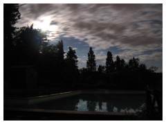 In piscina con la luce della luna