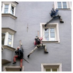 Brunico, arrampicare sulla parete del negozio Sportler