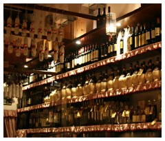 Fiaschi di vino e salumi