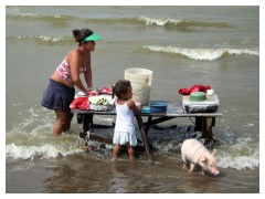 Nicaragua, lavaggio panni con maiale al seguito