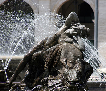 Un particolare della fontana delle Naiadi