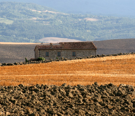 Una casa in mezzo ai campi