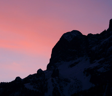 Il profilo dei monti al tramonto