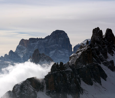 Il Pelmo dietro la Croda da Lago