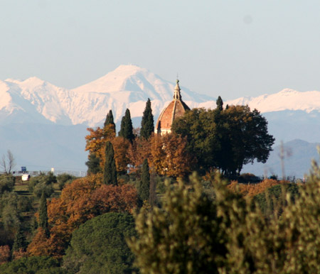 La cupola della Cappella di San Michele e le montagne