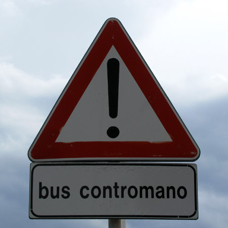 Attenzione, bus contromano