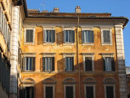 La facciata di un palazzo al centro di Roma