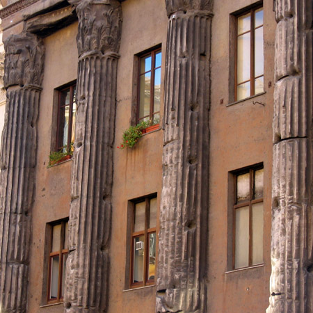 Finestre tra le colonne romane