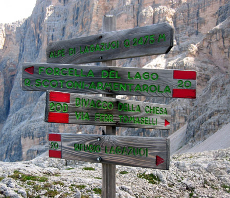 Dolomiti, incrocio di sentieri al Lagazuoi