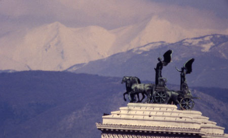 L'altare della Patria e il monte Velino