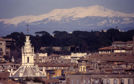 Roma: La lanterna di Sant'Ivo alla Sapienza e il Monte Terminillo