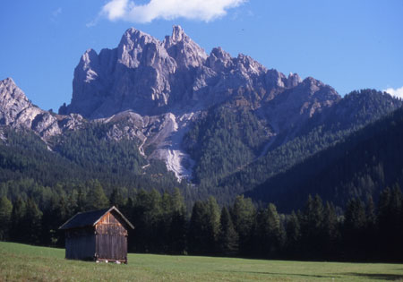 Monti, prati verdi e cielo azzurro