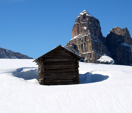 Cielo azzurro in montagna