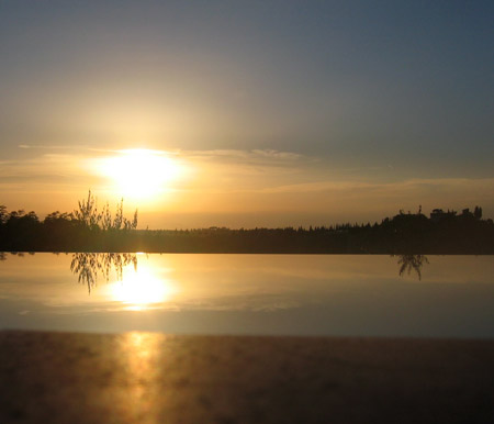 Bagno in piscina al tramonto