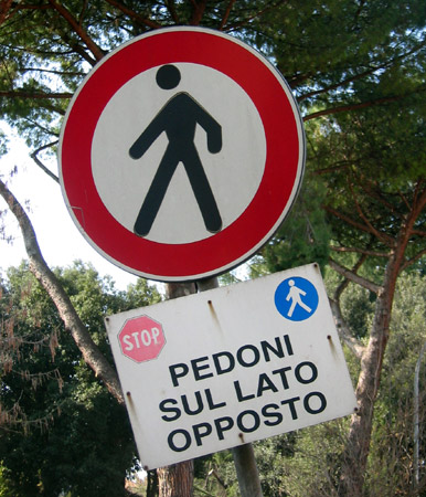 Pedoni sul lato opposto