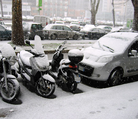 Motorini e macchine sotto la neve