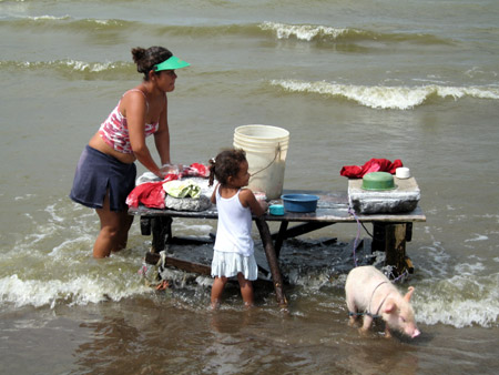 Nicaragua, lavaggio panni con maiale al seguito