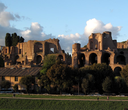 La luce del tramonto sui ruderi romani del Palatino