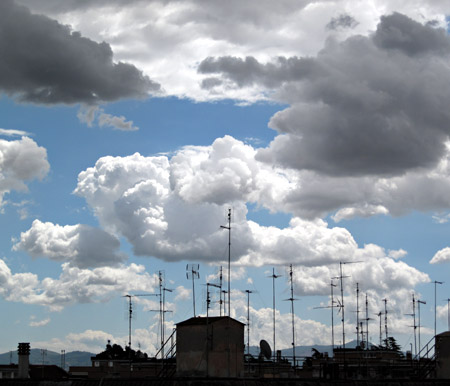 Nuvole bianche e nuvole nere si addensano sul cielo di Roma