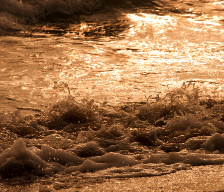 Il frangere delle onde al tramonto