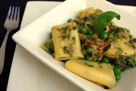 Paccheri con verdure di stagione saltate, capperi e acciughe Paccheri con verdure di stagione saltate, capperi e acciughe