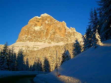 Cielo azzurro dopo una nevicata