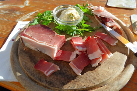 Un bel pezzo di speck per pranzo